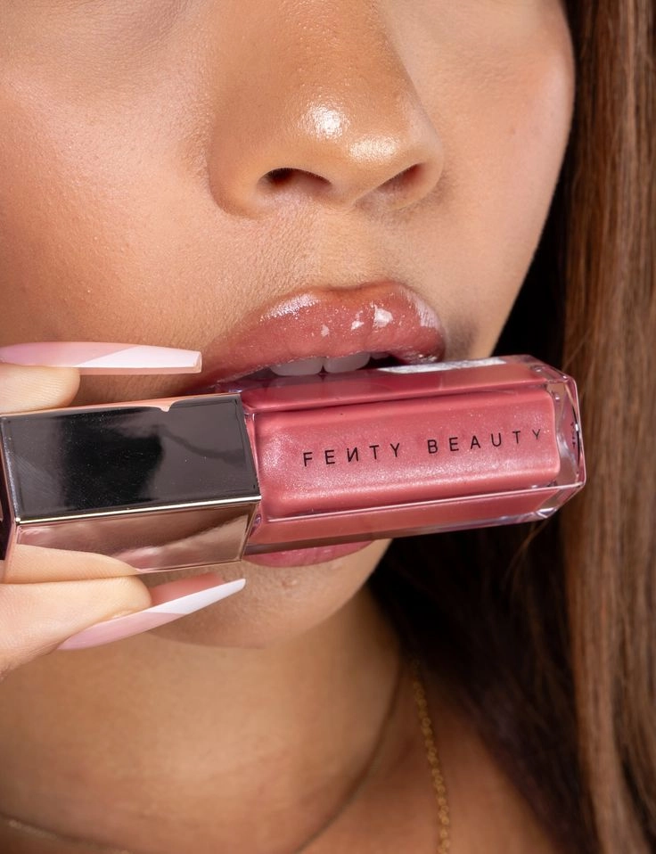 Aplicación de Gloss Bomb Oil Luminizing Fenty Beauty