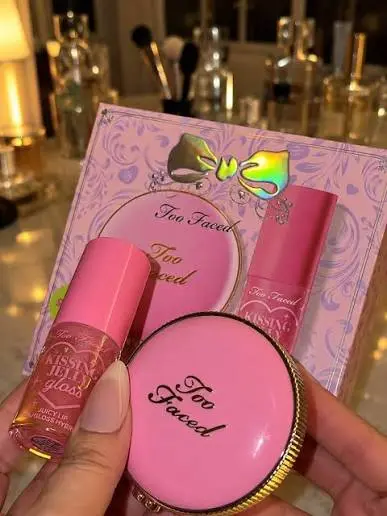Aplicación de Set Rubor y Lipgloss Too Faced