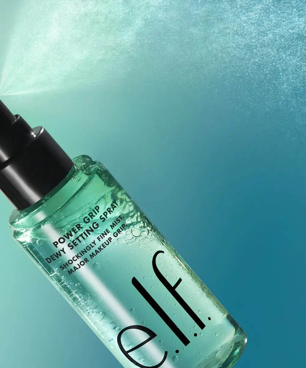 Aplicación de Dewy Setting Spray ELF