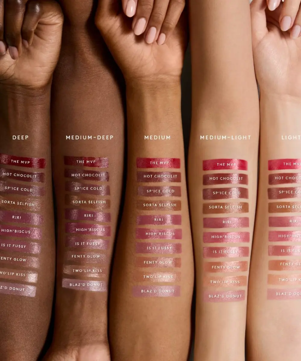 Aplicación de Gloss Bomb Stix High-Shine Gloss Fenty Beauty